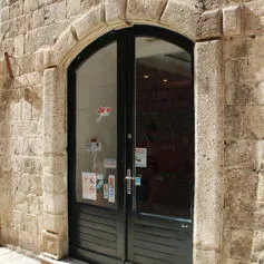 Portone antico di marmo