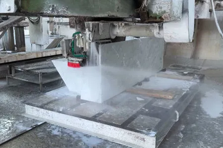 Macchina tagliablocchi intenta a tagliare delle filagne per pavimenti