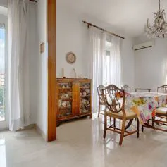 Pavimento in marmo Botticino classico