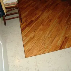 Pavimento in marmo Orsera e legno