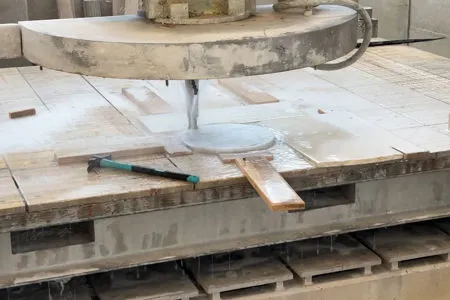 Fresa al lavoro nel preparare una base in marmo