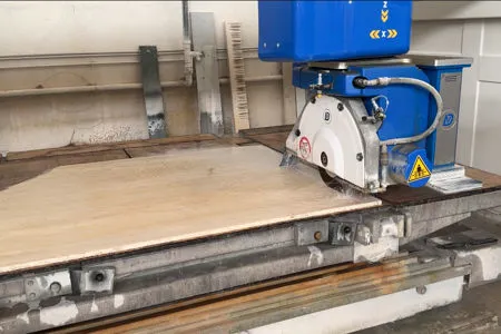 Fresatrice intenta a tagliare un piano