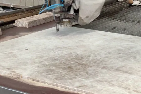 Waterjet intenta a realizzare dei fori per prese elettriche