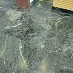 Pavimento in marmo Verde Alpi 