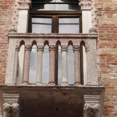 Antica balaustra in marmo