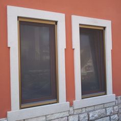 Cornici finestre in marmo chiaro