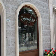Finestra in marmo chiaro