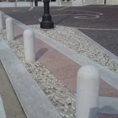 Piazza in marmo con paracarri in marmo biancone levigato