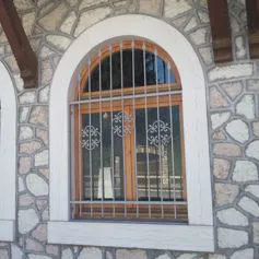 Finestra in marmo di colore chiaro in palazzo storico