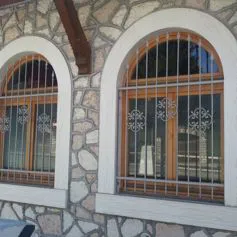 Finestra in marmo di colore chiaro in palazzo storico