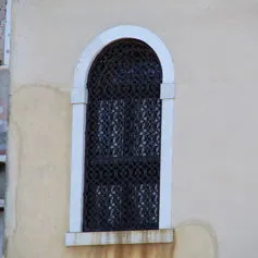 Finestra in marmo di colore chiaro in palazzo storico