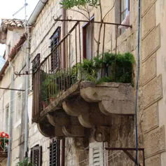 Antico modiglione in marmo