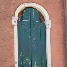 Finestra in marmo di colore chiaro in palazzo storico