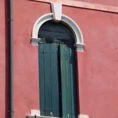 Finestra in marmo di colore chiaro in palazzo storico