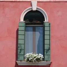 Finestra in marmo di colore chiaro in palazzo storico