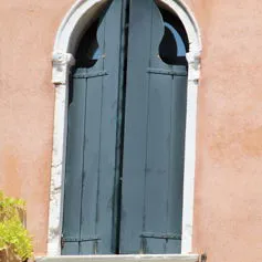 Finestra in marmo di colore chiaro in palazzo storico
