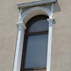 Finestra in marmo di colore chiaro in palazzo storico