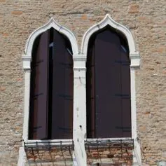 Finestra in marmo di colore chiaro in palazzo storico