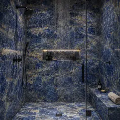 Doccia in marmo Sodalite