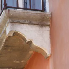 Antichi Modiglioni in marmo