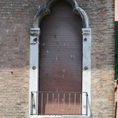 Finestra in marmo di colore chiaro in palazzo storico