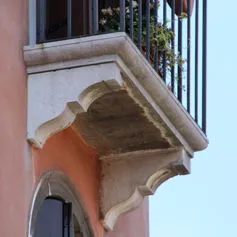 Antichi Modiglioni in marmo