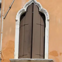 Finestra in marmo di colore chiaro in palazzo antico