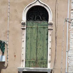 Finestra in marmo di colore chiaro in palazzo antico