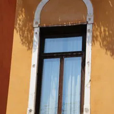 Finestra in marmo di colore chiaro in palazzo storico