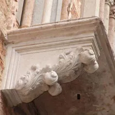 Antichi Modiglioni in marmo