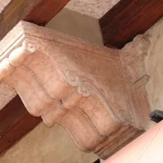 Antichi Modiglioni in marmo