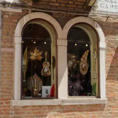 Finestra in marmo di colore chiaro in palazzo storico