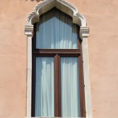 Finestra in marmo di colore chiaro in palazzo storico