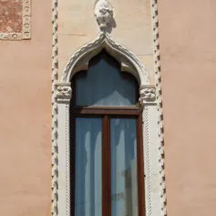 Finestra in marmo di colore chiaro in palazzo storico