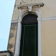 Finestra in marmo di colore chiaro in palazzo storico