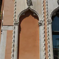 Finestra in marmo di colore chiaro in palazzo antico