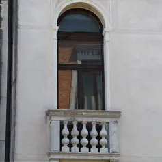 Finestra in marmo di colore chiaro in palazzo storico