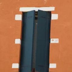 Finestra in marmo di colore chiaro in palazzo storico