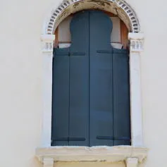 Finestra in marmo di colore chiaro in palazzo storico