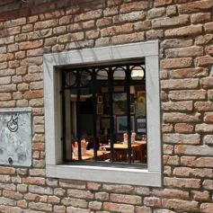 Finestra in marmo di colore chiaro in palazzo storico