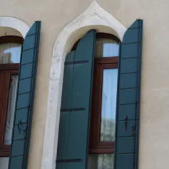 Finestra in marmo di colore chiaro in palazzo storico