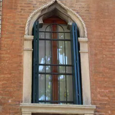 Finestra in marmo di colore chiaro in palazzo storico
