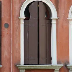 Finestra in marmo di colore chiaro in palazzo storico