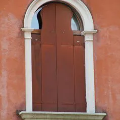 Finestra in marmo di colore chiaro in palazzo antico