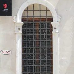 Finestra in marmo di colore chiaro in palazzo storico