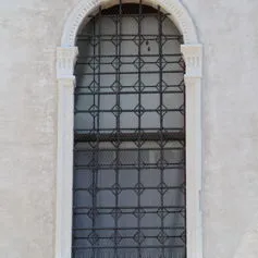 Finestra in marmo di colore chiaro in palazzo antico
