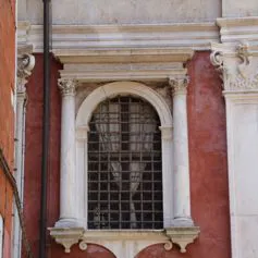 Finestra in marmo di colore chiaro in palazzo storico