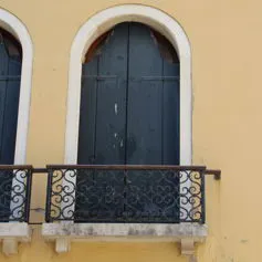 Finestra in marmo di colore chiaro in palazzo storico