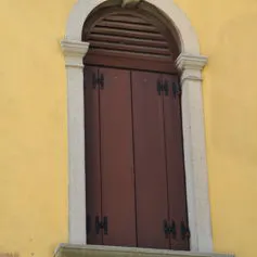 Finestra in marmo di colore chiaro in palazzo storico