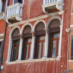Finestra in marmo di colore chiaro in palazzo storico